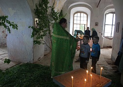 Литургия в храме деревни Меландово Литургия в храме деревни Меландово